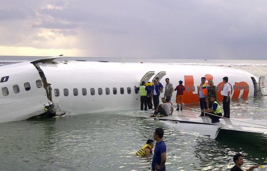 Avión comercial cae al mar al intentar aterrizar en la isla de Bali