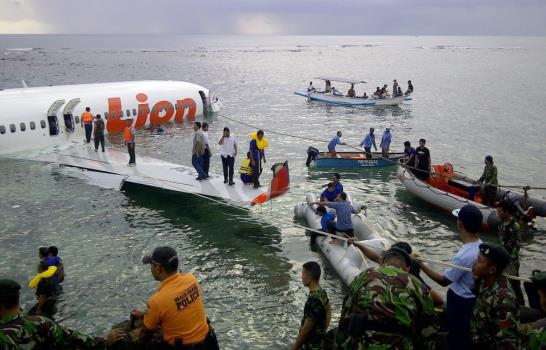Avión comercial cae al mar al intentar aterrizar en la isla de Bali