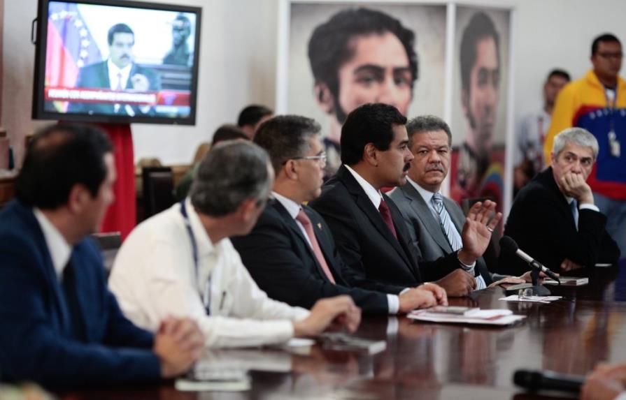 Maduro se reúne con representantes extranjeros e insiste en campaña sucia