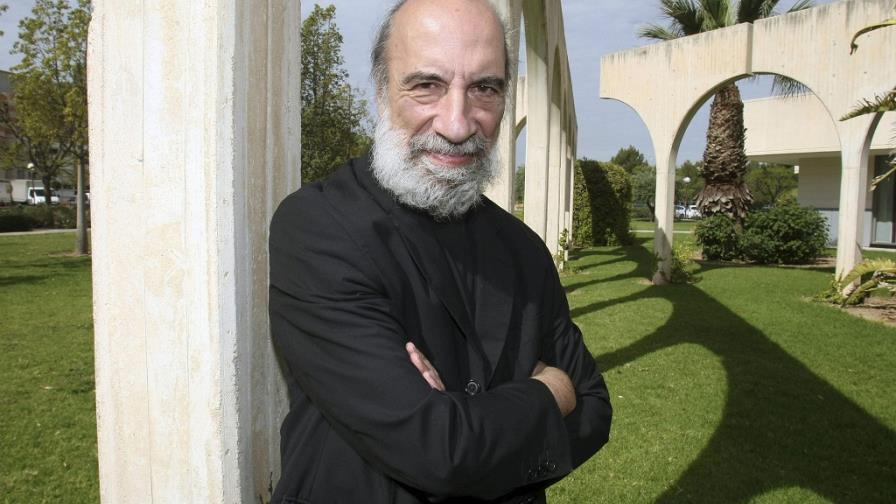 El poeta Raúl Zurita cree que si la poesía desaparece, la humanidad perece