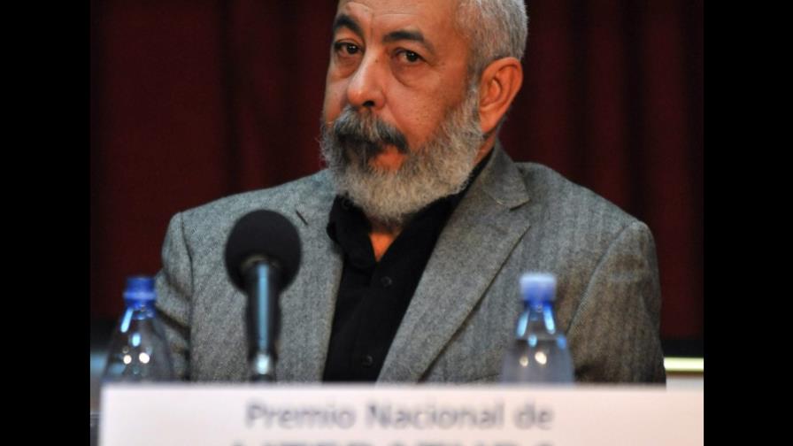 Leonardo Padura cree que Cuba debe cambiar economía antes que rumbo político