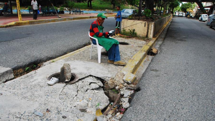 El alcantarillado provoca un caos en la avenida Faro a Colón