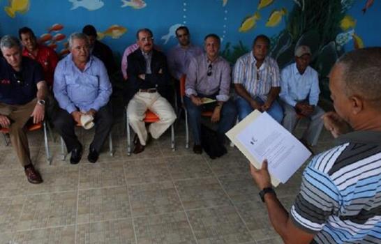 Danilo Medina se reúne con pescadores de San Pedro Macorís