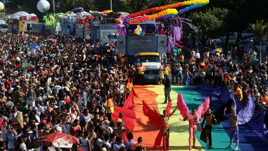 Una multitud se toma Copacabana para celebrar Orgullo Gay en Río de Janeiro