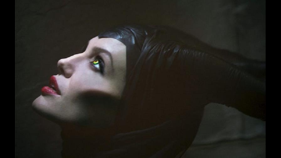Angelina Jolie, pérfida villana en el primer tráiler de Maléfica Angelina Jolie, pérfida villana en el primer tráiler de Maléfica