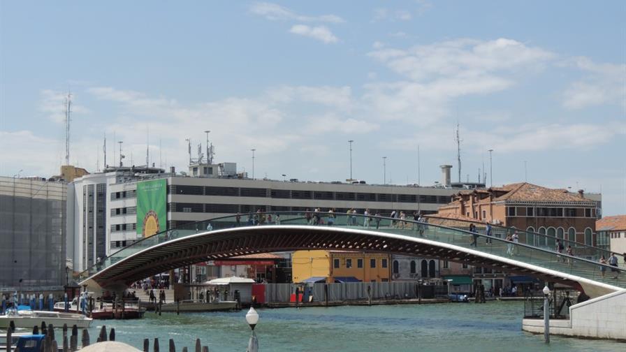 Aplazan un año el proceso a Calatrava por el sobrecoste del puente de Venecia