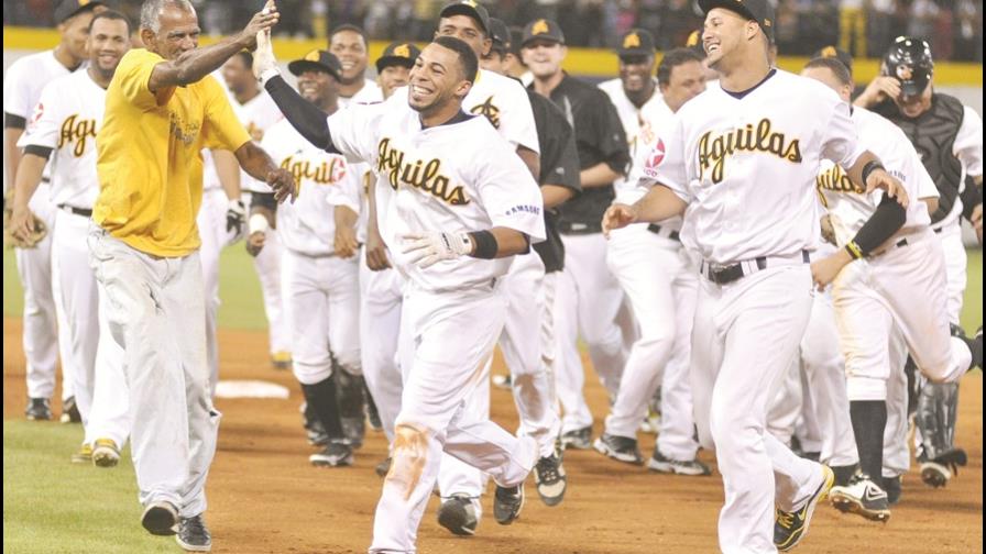 Las Águilas triunfan con dramático rebase Las Águilas triunfan con dramático rebase