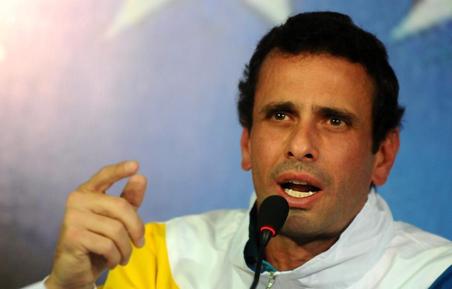 Capriles se excusa con familia de Chávez y reclama debate con Maduro