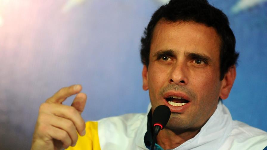 Capriles se excusa con familia de Chávez y reclama debate con Maduro