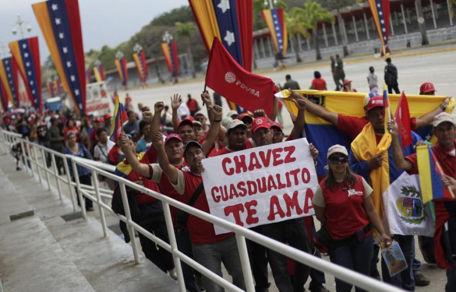 Venezolanos, aún en largas filas, apuran las horas para ver cuerpo de Chávez