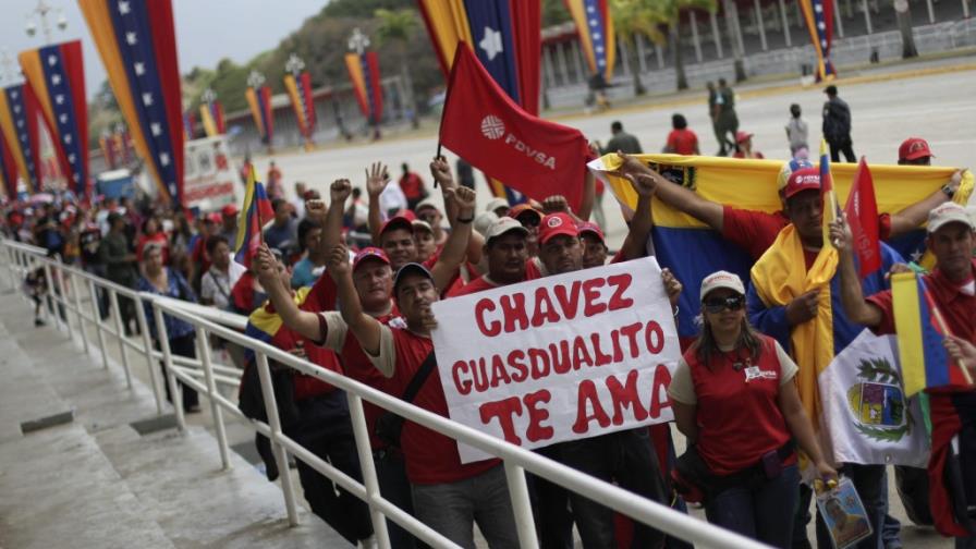 Venezolanos, aún en largas filas, apuran las horas para ver cuerpo de Chávez