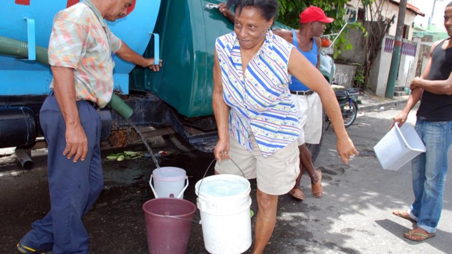 Enviarán camiones cisterna a los barrios para paliar crisis del agua