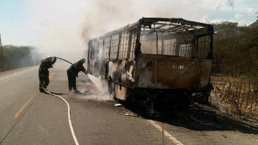 Indocumentados haitianos con quemaduras leves al incendiarse autobús de Migración