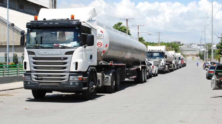 Transportistas de combustibles mantienen huelga