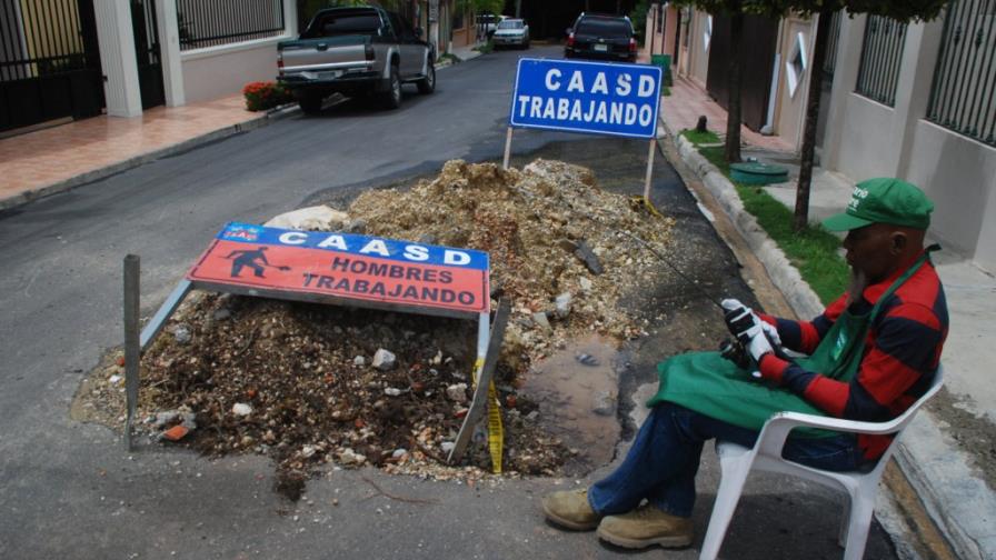 En Villa Isabel preocupa una fuga de agua abandonada