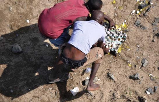 Autoridades haitianas se incautan de huevos y los tiran al río Masacre