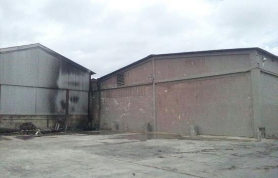 Fuego destruye almacén de Pinturas Tropical