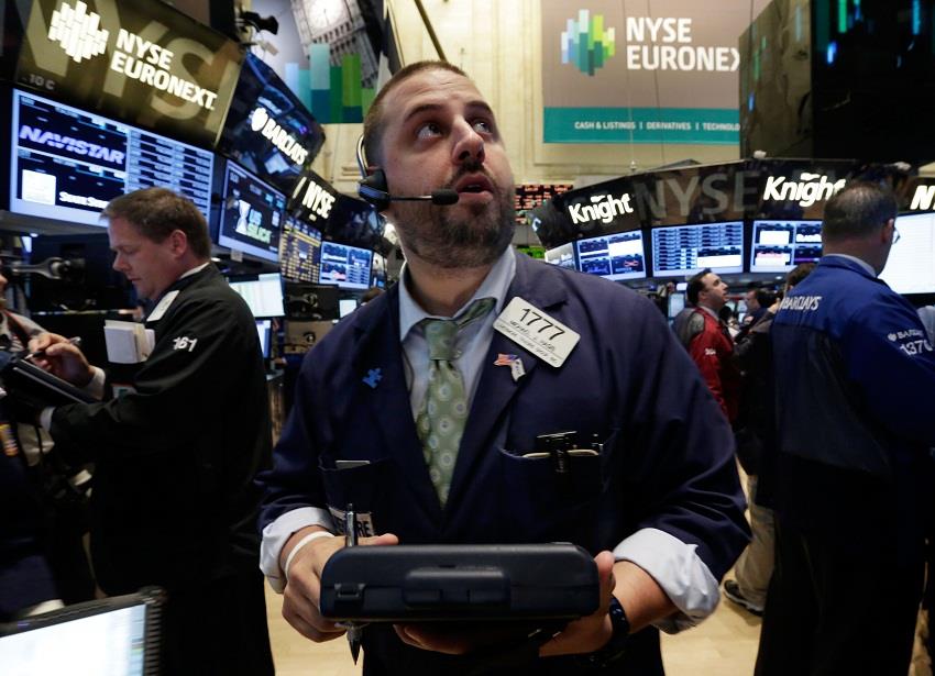 Wall Street baja poniendo fin a semana inestable