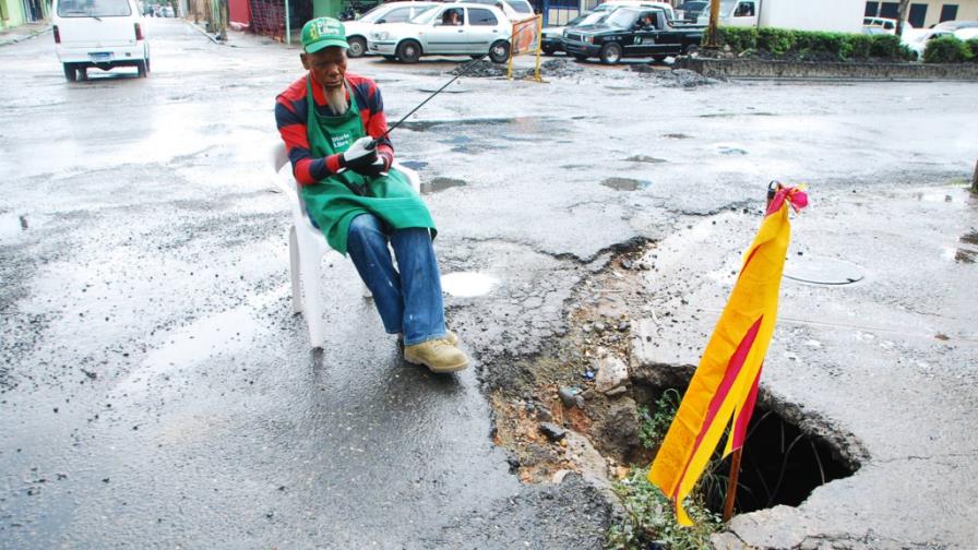 La montaña de problemas de la calle Guayubín Olivo
