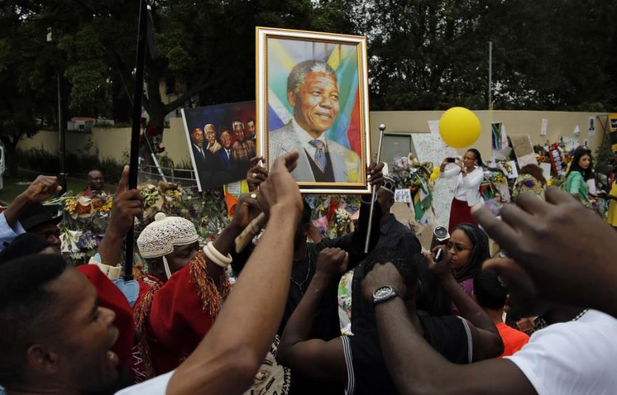 Mandela será inhumado en aldea rural en Sudáfrica