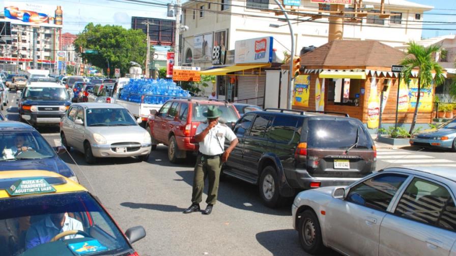 Las grúas de Amet se llevan vehículos estacionados a la derecha en calles una vía Las grúas de Amet se llevan vehículos estacionados a la derecha en calles una vía