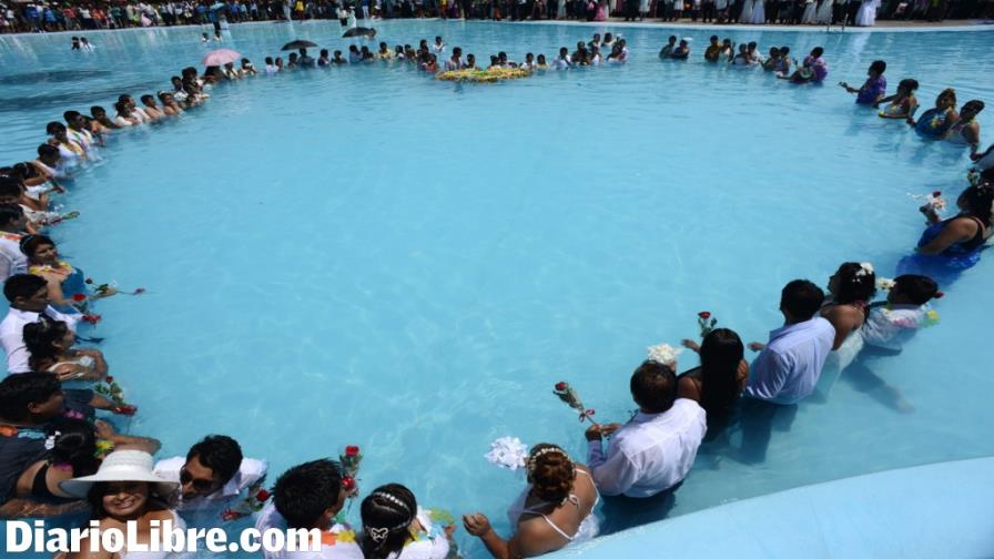 Boda masiva dentro de una piscina