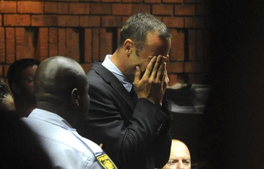 Pistorius llora ante el fiscal que le acusa del asesinato de su novia