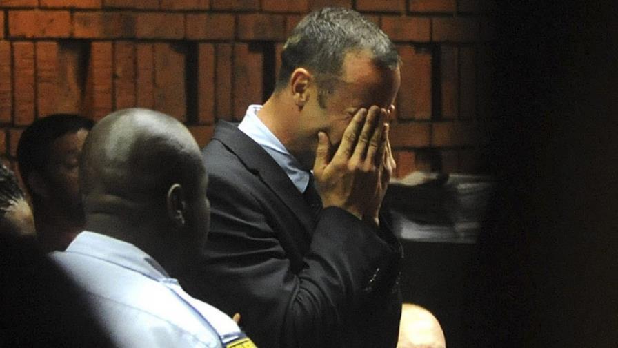 Pistorius llora ante el fiscal que le acusa del asesinato de su novia