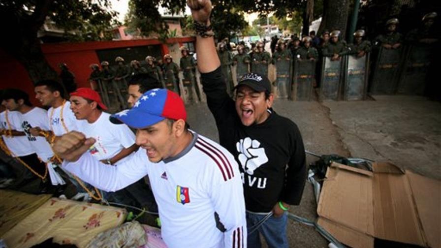 Estudiantes venezolanos protestan frente a la embajada de Cuba