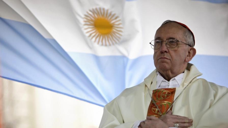 Elección papal agita pasado de la Guerra Sucia