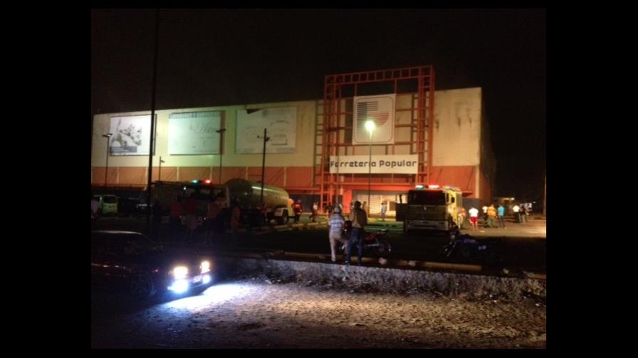 Fuego afecta Ferretería Popular de la autopista San Isidro