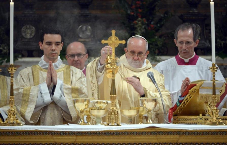 Vaticano denuncia campaña difamatoria contra el Papa por dictadura argentina