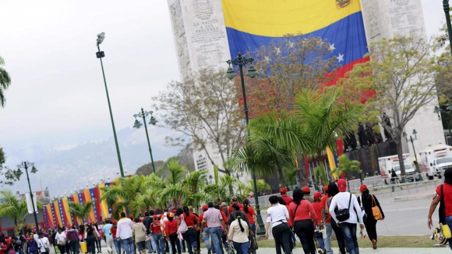 Venezolanos se concentran para presenciar el traslado del féretro de Chávez