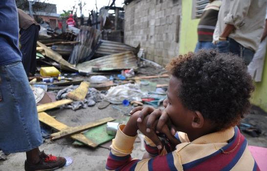 Fuego destruye cuatro viviendas en Santiago Fuego destruye cuatro viviendas en Santiago