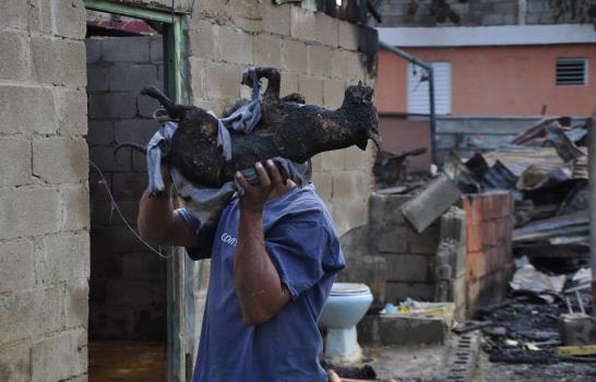 Fuego destruye cuatro viviendas en Santiago Fuego destruye cuatro viviendas en Santiago