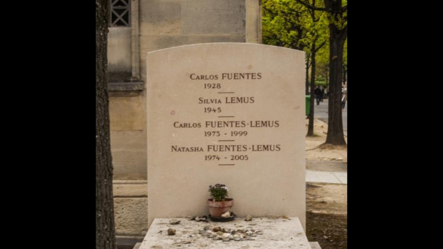 Tumba de Carlos Fuentes no tiene inscrita la fecha en que murió