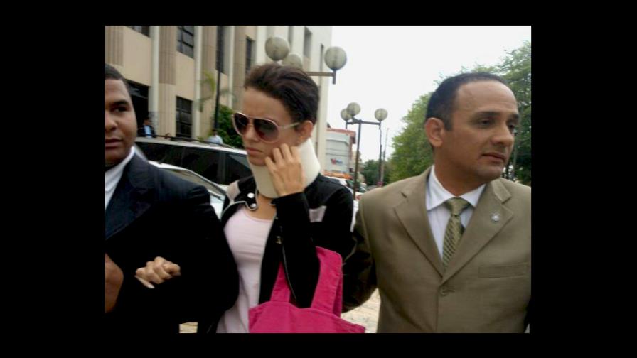 Yelitza Lora, con cuello ortopédico, presenta querella contra Venya