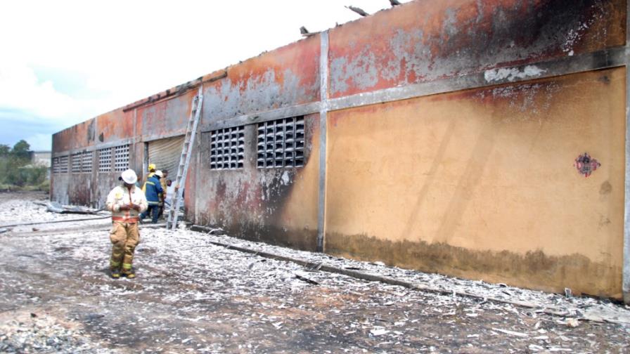 Incendio destruye almacén de pinturas