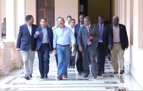 Danilo trata el tema de la exportación hacia Haití con funcionarios