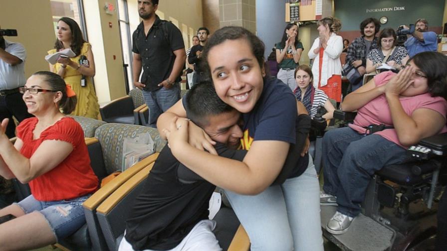 Un año después, más de 520,000 estudiantes logran permiso temporal en EEUU