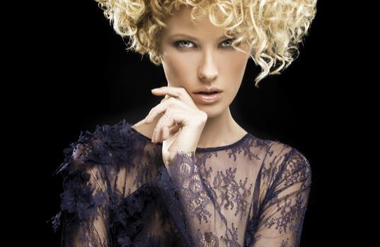 ¿Le temes a las tijeras? El pelo corto y rizado, tendencia de la temporada