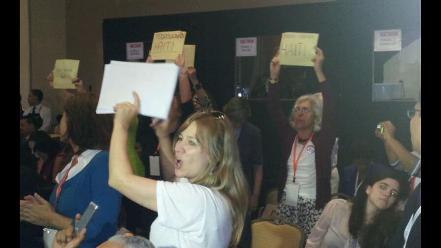 Grupo pro Haití boicotea inicio de discurso de Medina durante conferencia de la Cepal