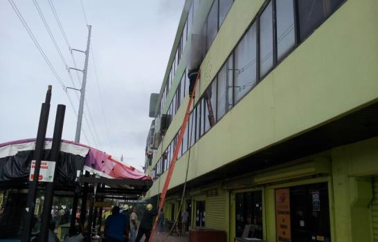 Fuego afecta edificio de la Lotería Nacional