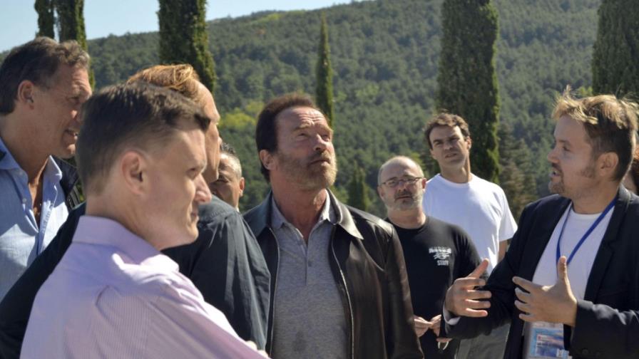Schwarzenegger visita en Madrid el monumento donde está enterrado Franco