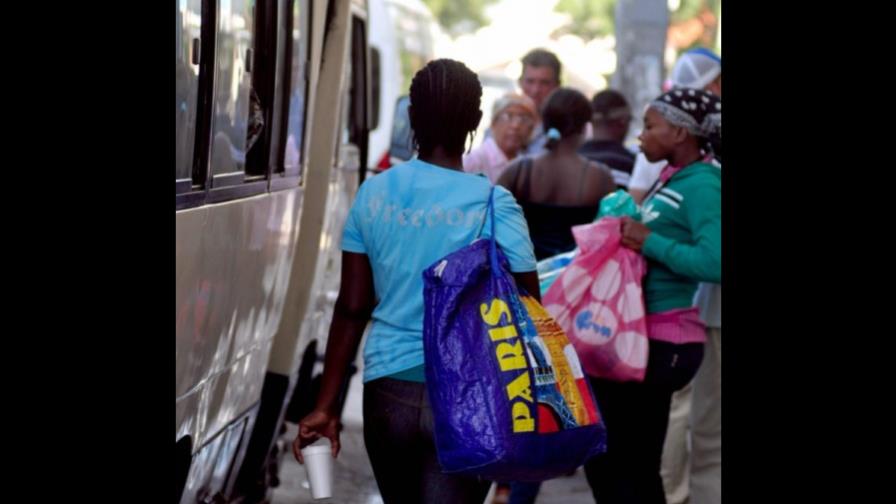 Choferes realizan labores de control migratorio a los pasajeros Choferes realizan labores de control migratorio a los pasajeros