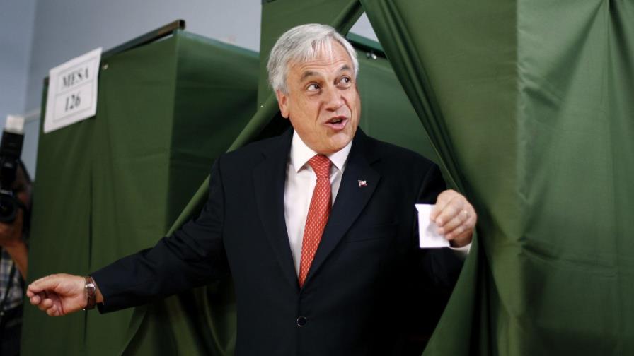 La papeleta mal doblada de Piñera, una de las anécdotas de comicios en Chile