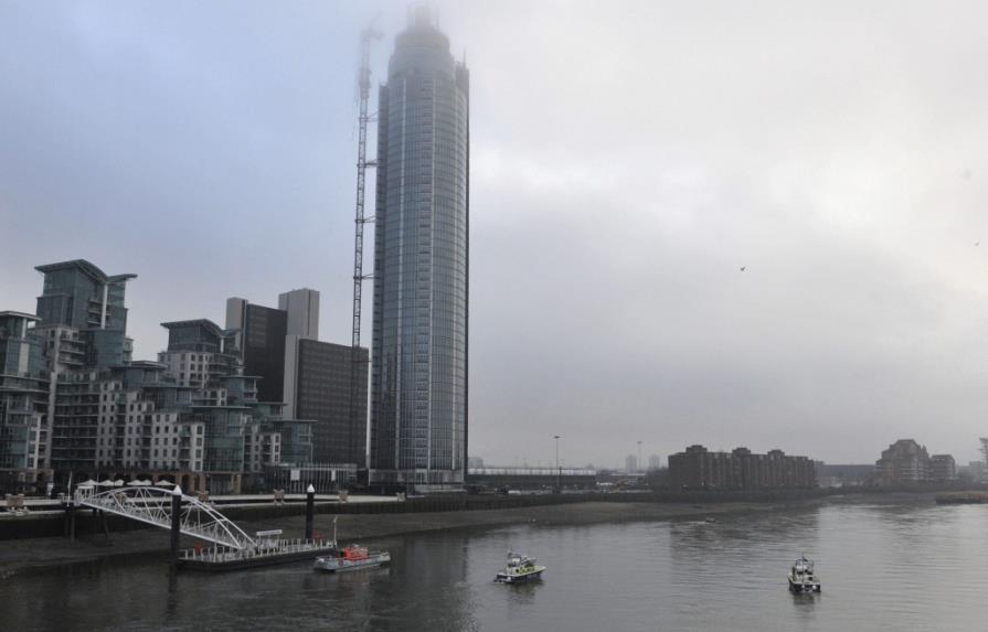 Dos muertos al estrellarse un helicóptero contra un edificio en Londres