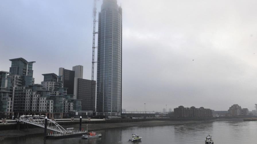 Dos muertos al estrellarse un helicóptero contra un edificio en Londres