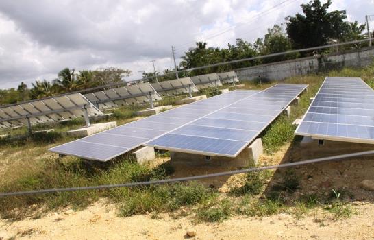 Diligencian instalación de parque solar en Monte Plata