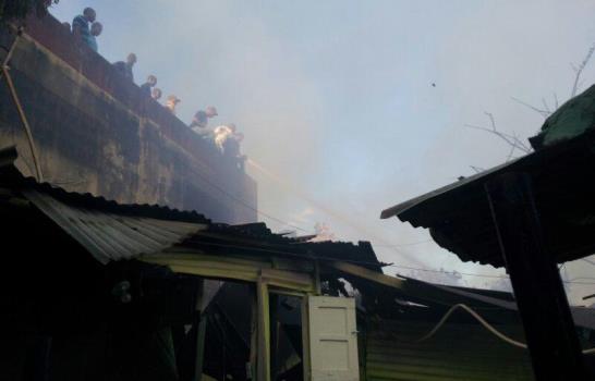 Fuego cerca del mercado de San Cristóbal destruye varias viviendas